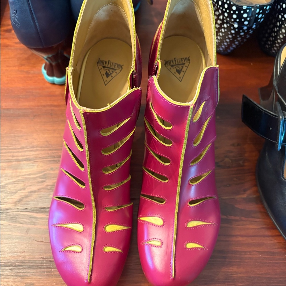 VIEWS
MODOTTI
SHOE WITH TEARDROP CUTOUTS